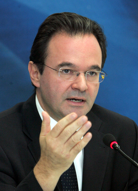02.05.2010 – Γ. Παπακωνσταντίνου: «Δεν ζητάμε από τους Έλληνες πολίτες να συνεχίσουν να μειώνεται επ’ άπειρο το εισόδημά τους»