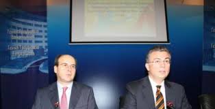Η κατάληψη των δημοσίων συχνοτήτων από τους καναλάρχες δεν ενοχλεί ούτε τώρα τον κ. Χατζηδάκη
