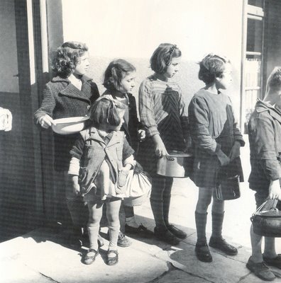 Η τηλεόραση του υπ. Οικονομικών δίπλα στους πεινασμένους και στους άστεγους…