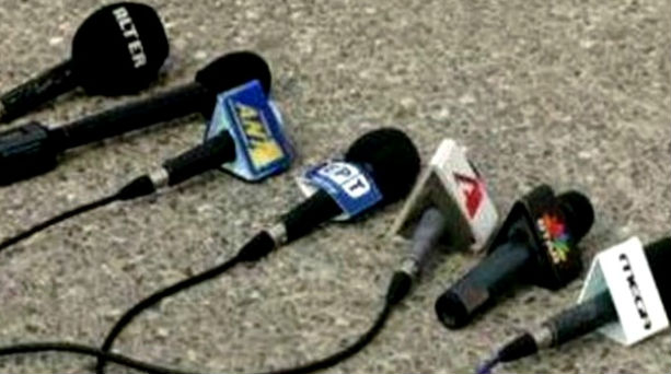 Οι δημοσιογράφοι κατέβασαν τα μικρόφωνα για τον Κασιδιάρη