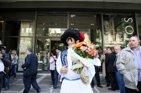 Ο τσολιάς με λουλούδια περιμένοντας το Γιώργο