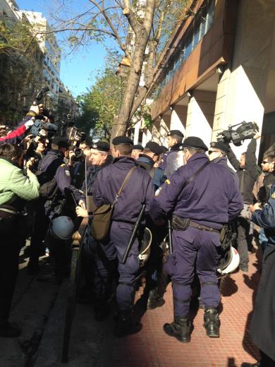 Μέσα στην ΕΣΗΕΑ ο Σαμαράς και απέξω τα ΜΑΤ απώθησαν τα μέλη της!