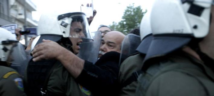 Η κυβέρνηση έστειλε περιπολικά στο Ραδιομέγαρο!