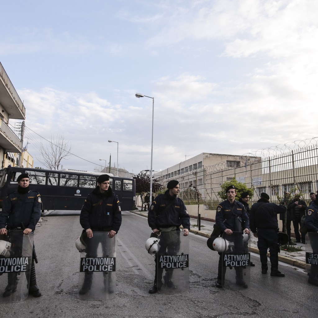 Χρυσαυγίτες απειλούν Πακιστανό εικονολήπτη παρουσία των ΜΑΤ
