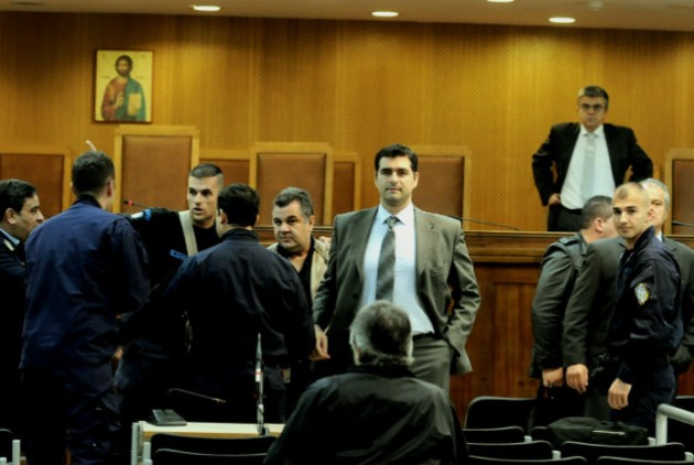 Δικηγόρος της Χρυσής Αυγής χαστούκισε γυναίκα και απώθησε δημοσιογράφο