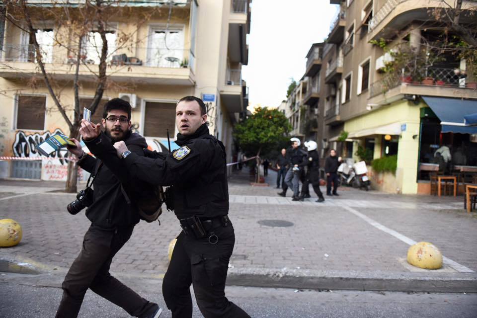 Μαθήματα αστυνομικής βίας στην Πλ.Βικτωρίας-σύλληψη φωτορεπόρτερ