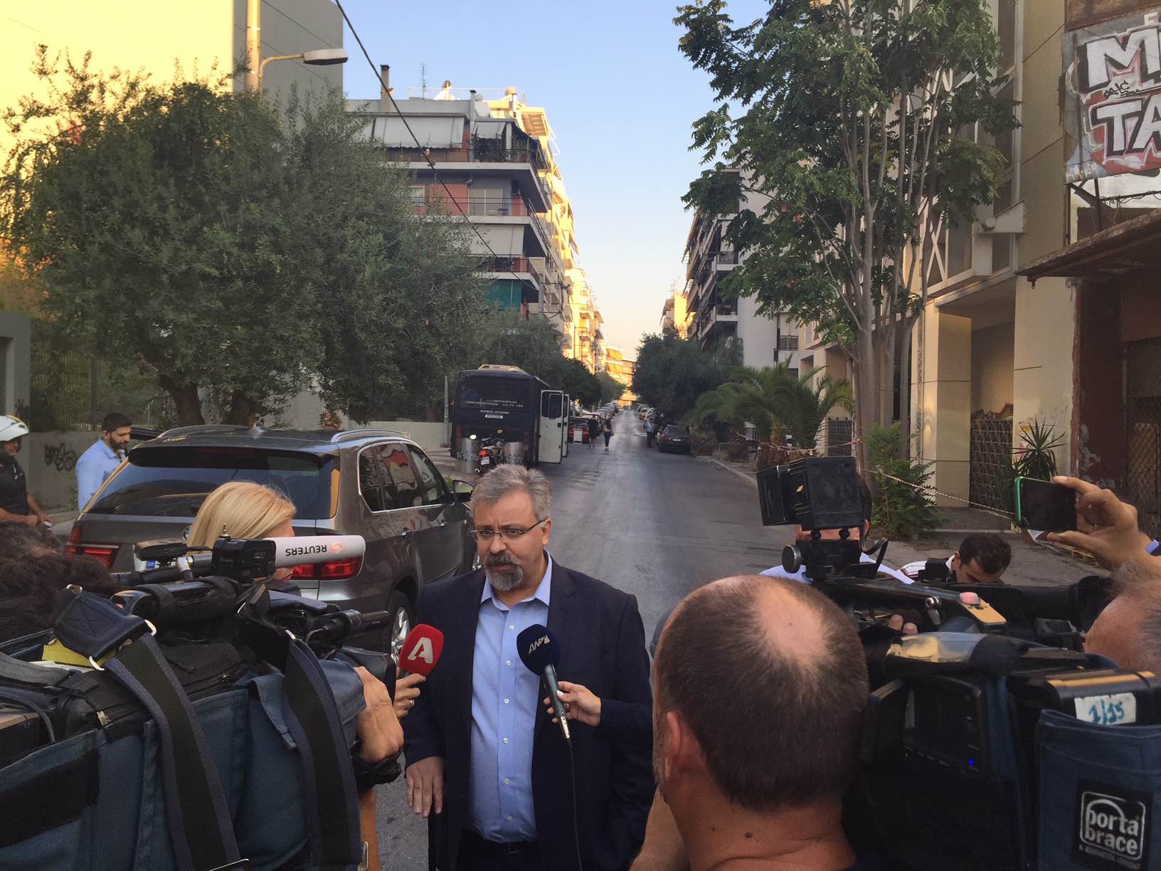 Μιλάει με Μαρινάκη και ΣΚΑΪ
