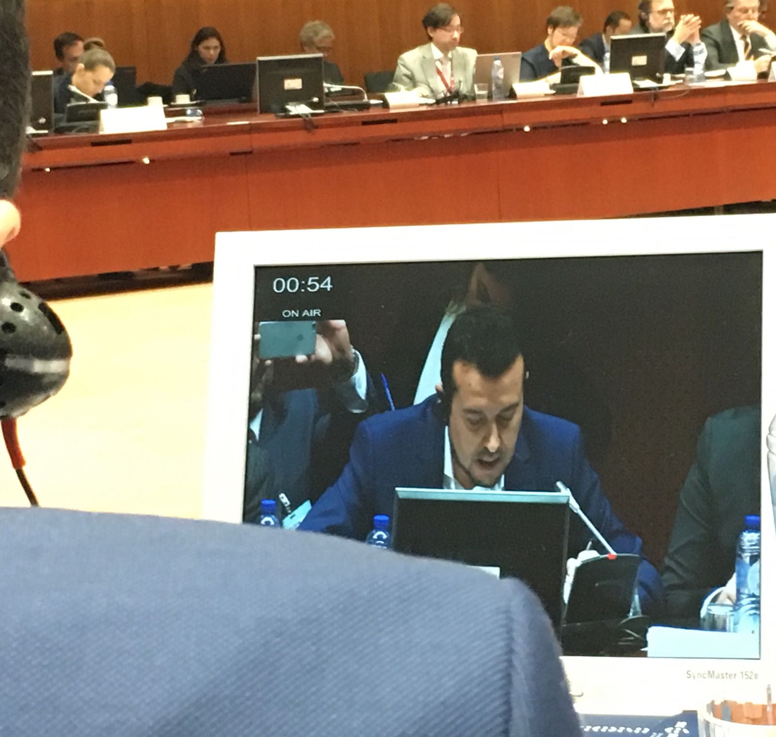 «Τι θέλουν να κρύψουν οι καναλάρχες;»