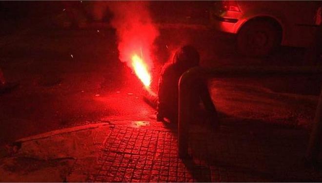 ΕΦΕ: Η εκτόξευση σε ευθεία βολή δακρυγόνων ή φωτοβολίδων αποτελεί εγκληματική ενέργεια