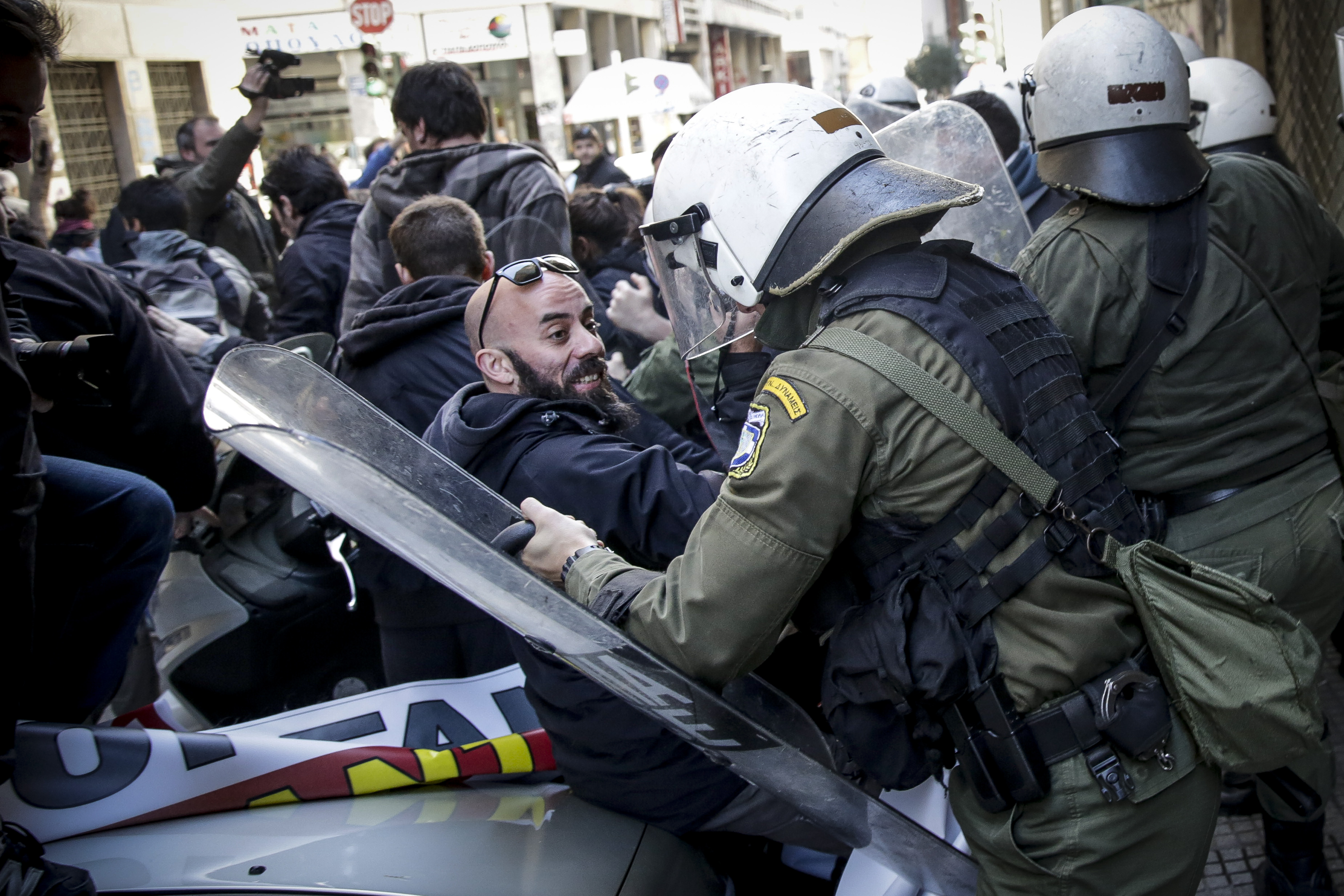 ΜΑΤ εναντίον φωτογράφων: Στο ίδιο έργο θεατές για πολλοστή φορά!
