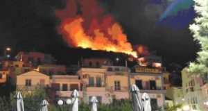 31/07/1993 – 12 νεκροί από πυρκαγιά στην Ικαρία – Στα Χανιά για διήμερο ξεκούρασης ο πρωθυπουργός Κων/νος Μητσοτάκης – Στην Ελούντα για 20ημερες διακοπές ο Α. Παπανδρέου