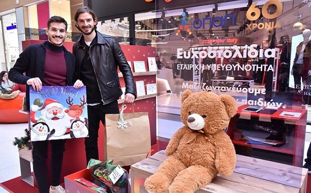 Οι παίκτες της ΠΑΕ ΑΕΚ επιλέγουν Ευχοστολίδια και κάνουν «μαγικά» με τη μπάλα για να εκπληρώσουν παιδικές ευχές