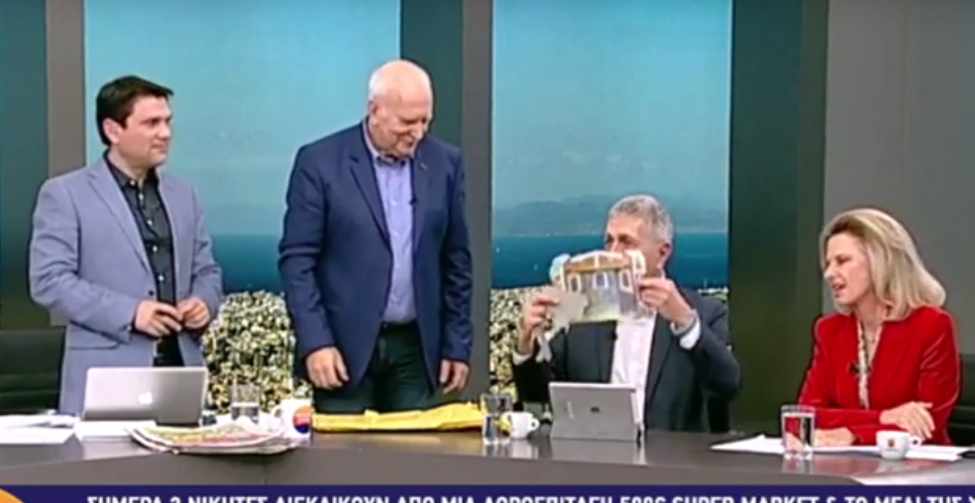 Ο Στέλιος Κούλογλου έκανε δώρο στον Γιώργο Παπαδάκη μια φάτνη