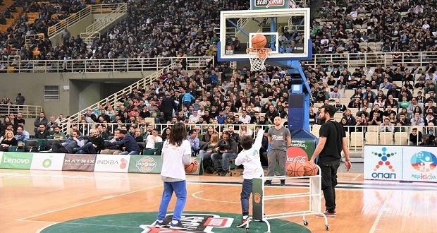 Κερkida ΟΠΑΠ: Τα παιδιά κατέβηκαν στο παρκέ και έπαιξαν μπάσκετ στο κατάμεστο ΟΑΚΑ – Δείτε το βίντεο