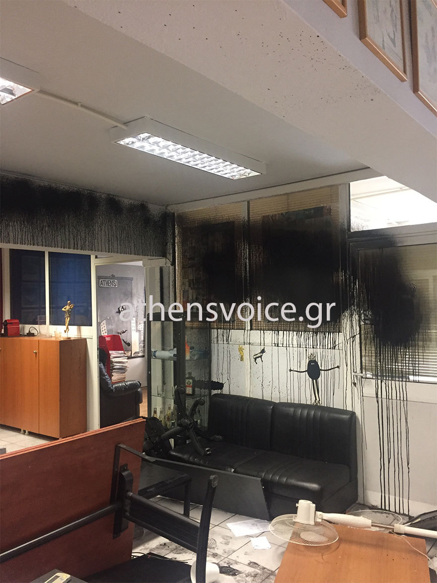 Επίθεση «Ρουβίκωνα» στην Athens Voice – Κατέστρεψαν γραφεία και πέταξαν μαύρες μπογιές