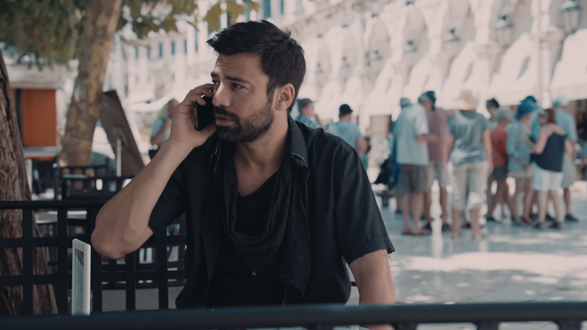 Ανεβαίνουν “Άγριες Μέλισσες” και “8 Λέξεις”