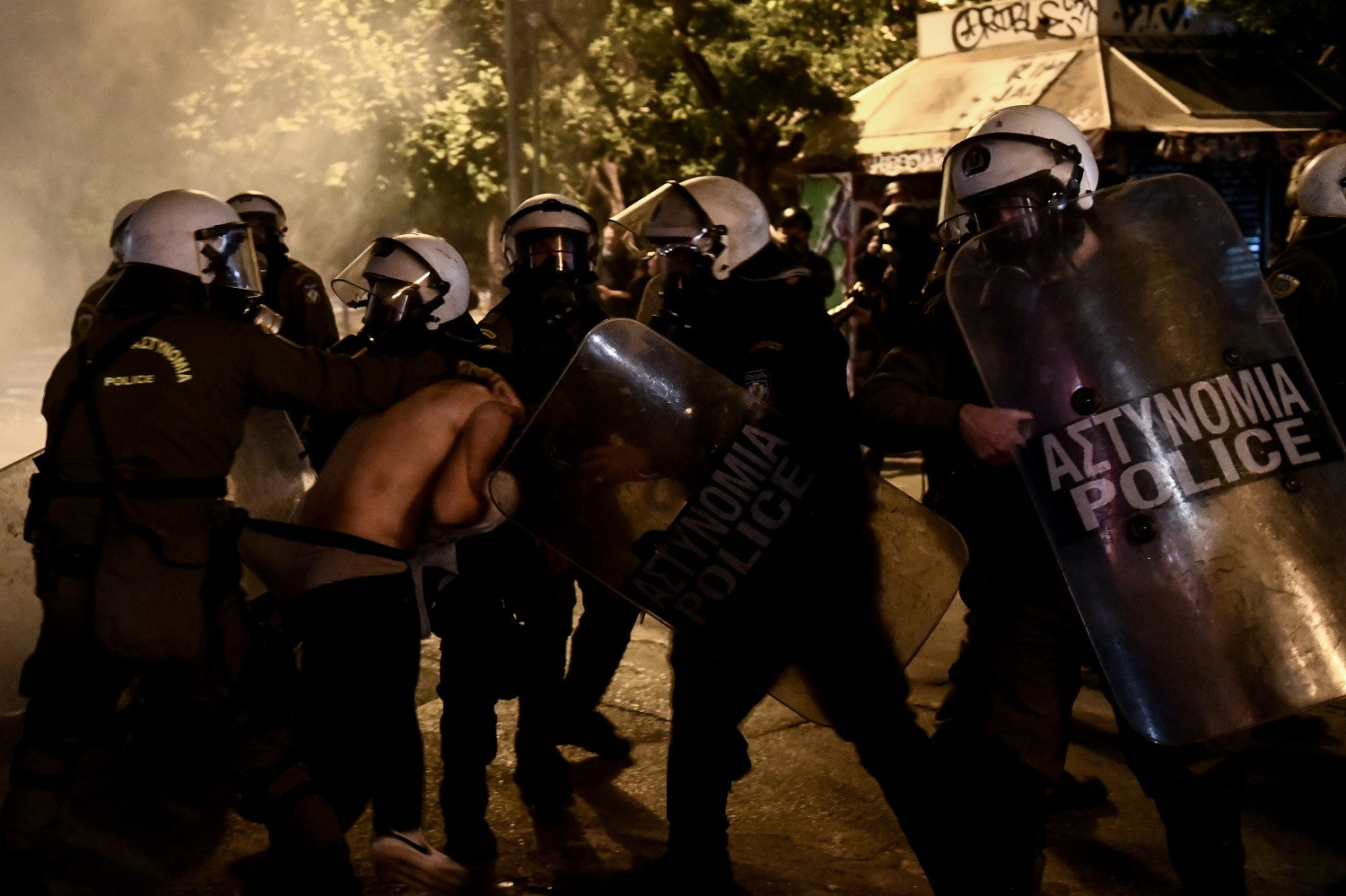 Τατιάνα Μπόλαρη για τη φωτογραφία ντοκουμέντο στα Εξάρχεια: «Όταν είδα τι είχα τραβήξει, ανατρίχιασα…»