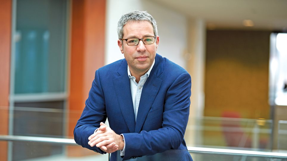 Ο αντιπρόεδρος της AstraZeneca, sir Μενέλαος Πάγκαλος,  αποκλειστικά στο κεντρικό δελτίο ειδήσεων της ΕΡΤ1