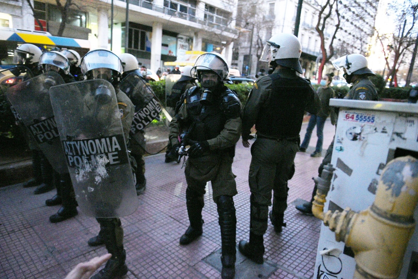 Απειλούν τα ΜΑΤ δημοσιογράφους!