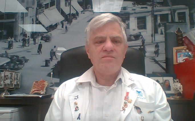 Επιτυχία της ΕΡΤ3: Ο καθηγητής Ιατρικής Nadir Arber,  στην εκπομπή “Όμικρον 3”