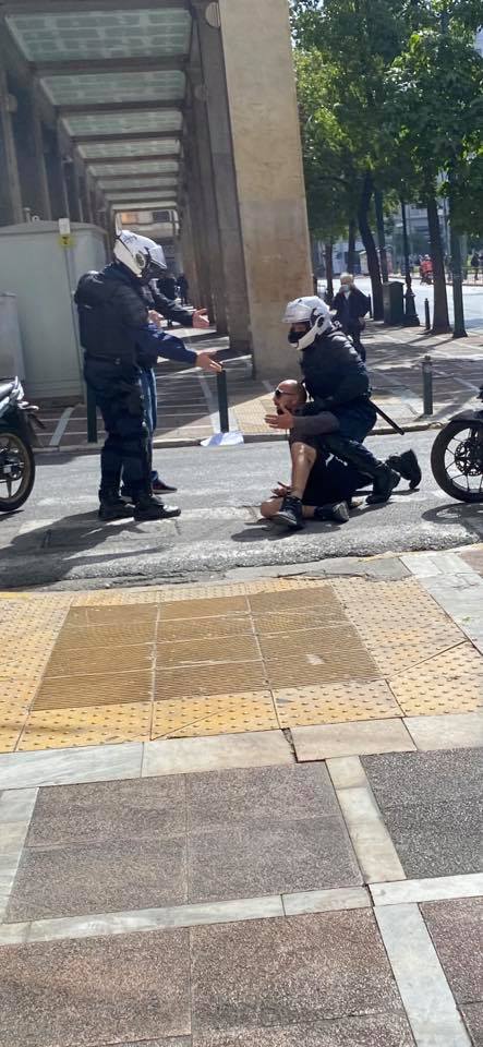 Χειροπέδες σε  δημοσιογράφο στη σημερινή πορεία