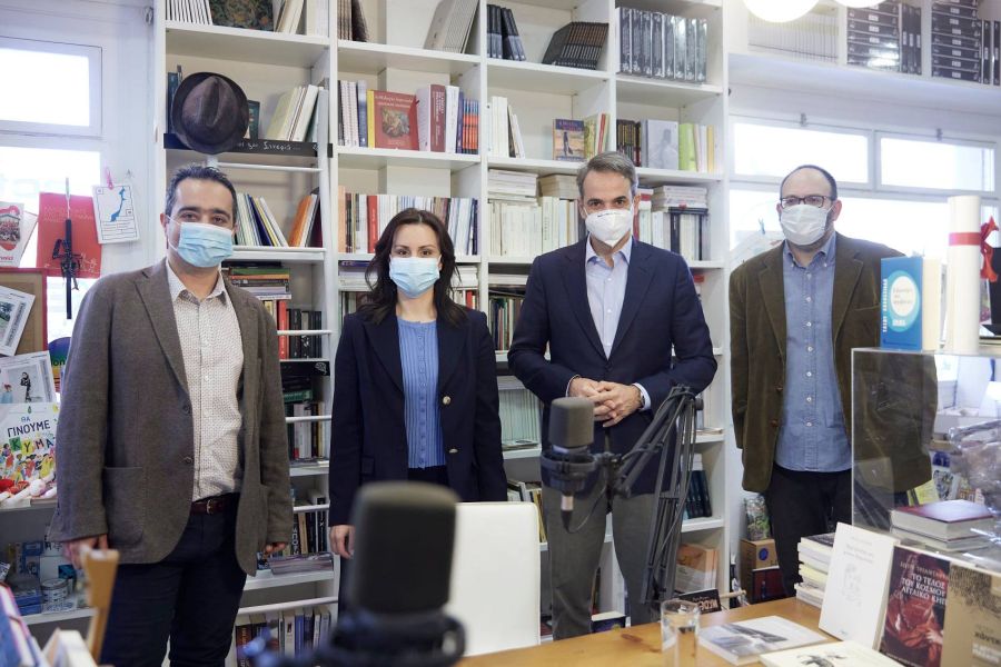 Ο Πρωθυπουργός στον Αθήνα 9.84  σε μια συζήτηση για τα βιβλία
