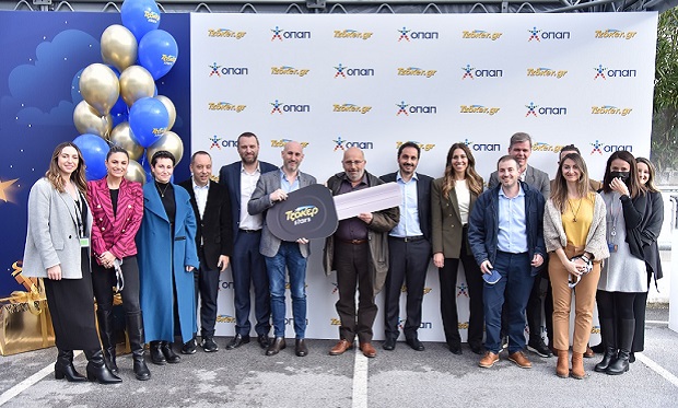 ΤΖΟΚΕΡ Stars: Ο μεγάλος νικητής φεύγει για βόλτες πολλών αστέρων – Παρέλαβε το super δώρο του από τα κεντρικά γραφεία του ΟΠΑΠ