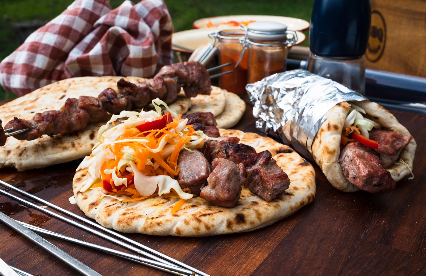 Ο Αλέξανδρος Παπανδρέου στήνει bbq στην Ελασσόνα