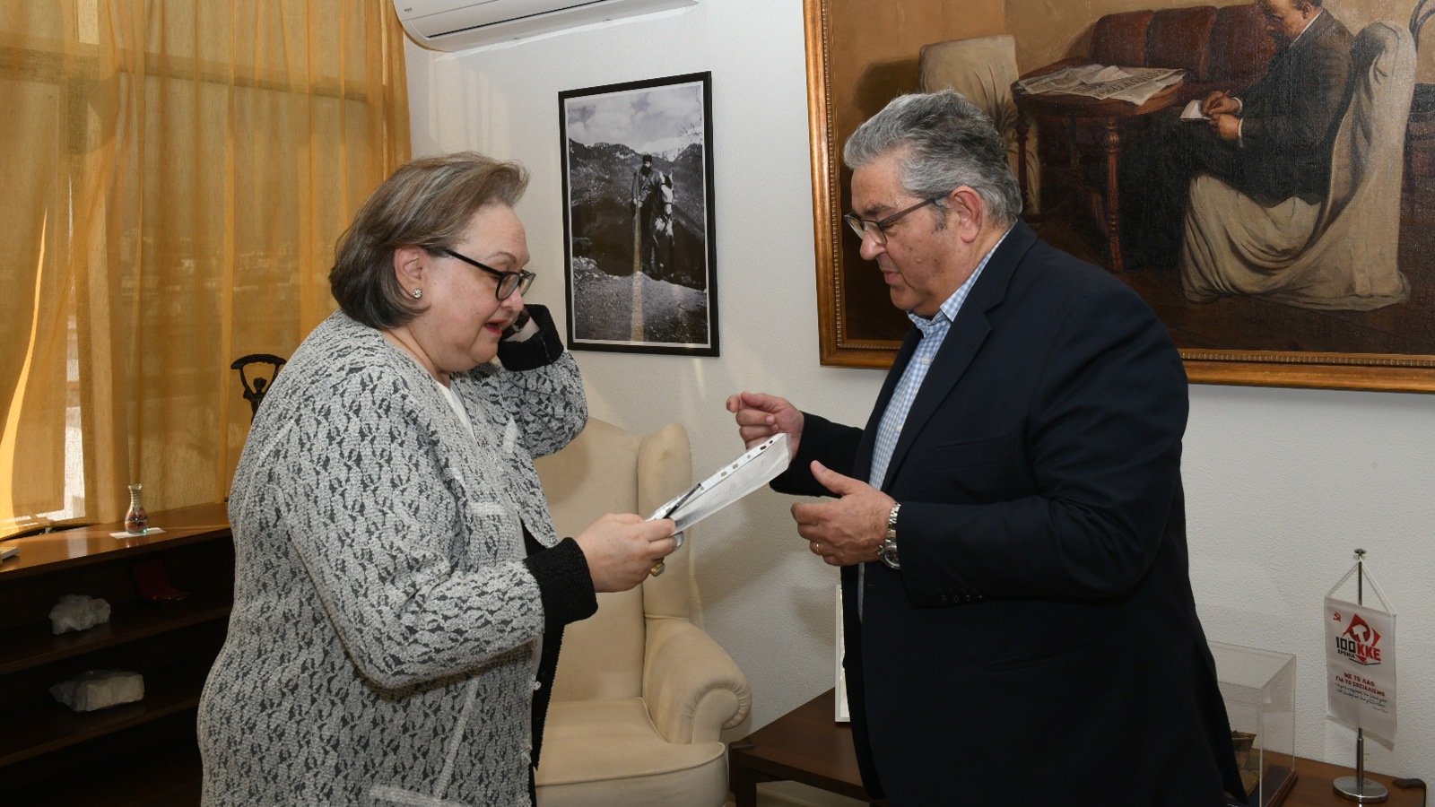 Προσφορά ντοκουμέντου στο ΚΚΕ από τη δημοσιογράφο – συγγραφέα Εύα Νικολαΐδου