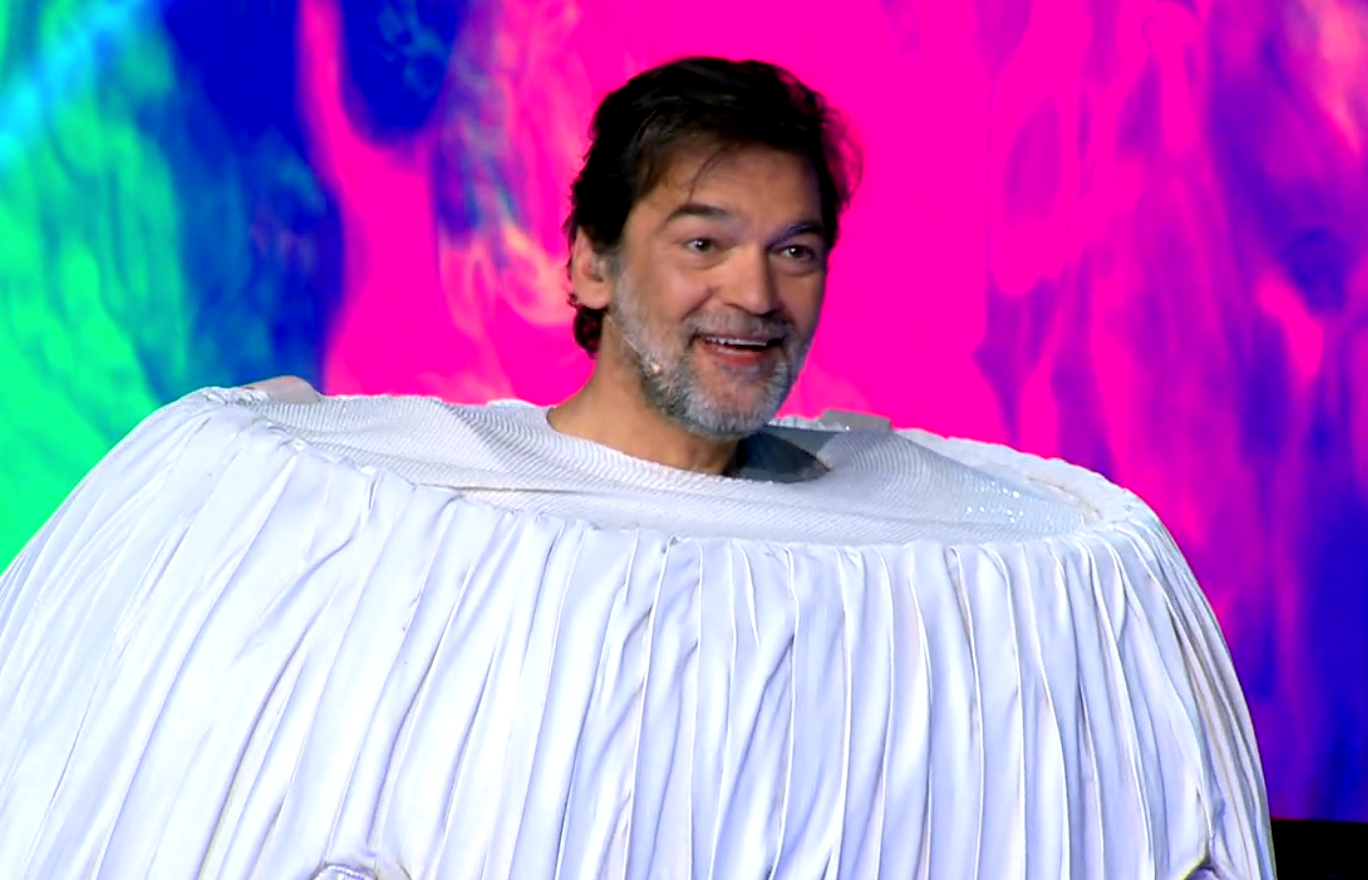 “The Masked Singer”: Ο Κωνσταντίνος Καζάκος ήταν ο “Τσολιάς”