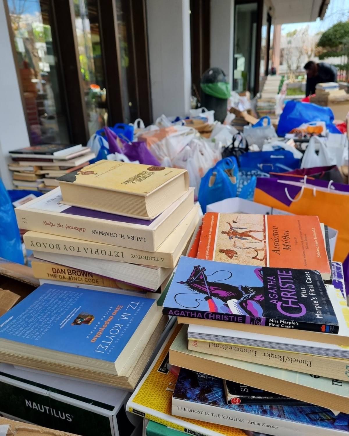 Το ΟΛΟΙ ΜΑΖΙ ΜΠΟΡΟΥΜΕ διανέμει βιβλία σε Σωφρονιστικά Καταστήματα