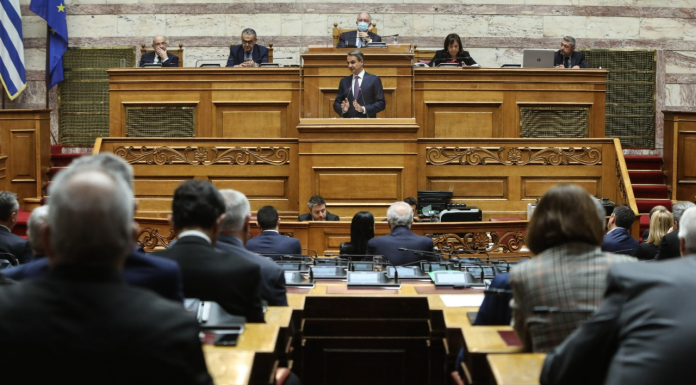 Διαβάστε στο «ΠΑΡΟΝ της Κυριακής που κυκλοφορεί εκτάκτως το Σάββατο»: Τρίγωνο – φωτιά για την κυβέρνηση