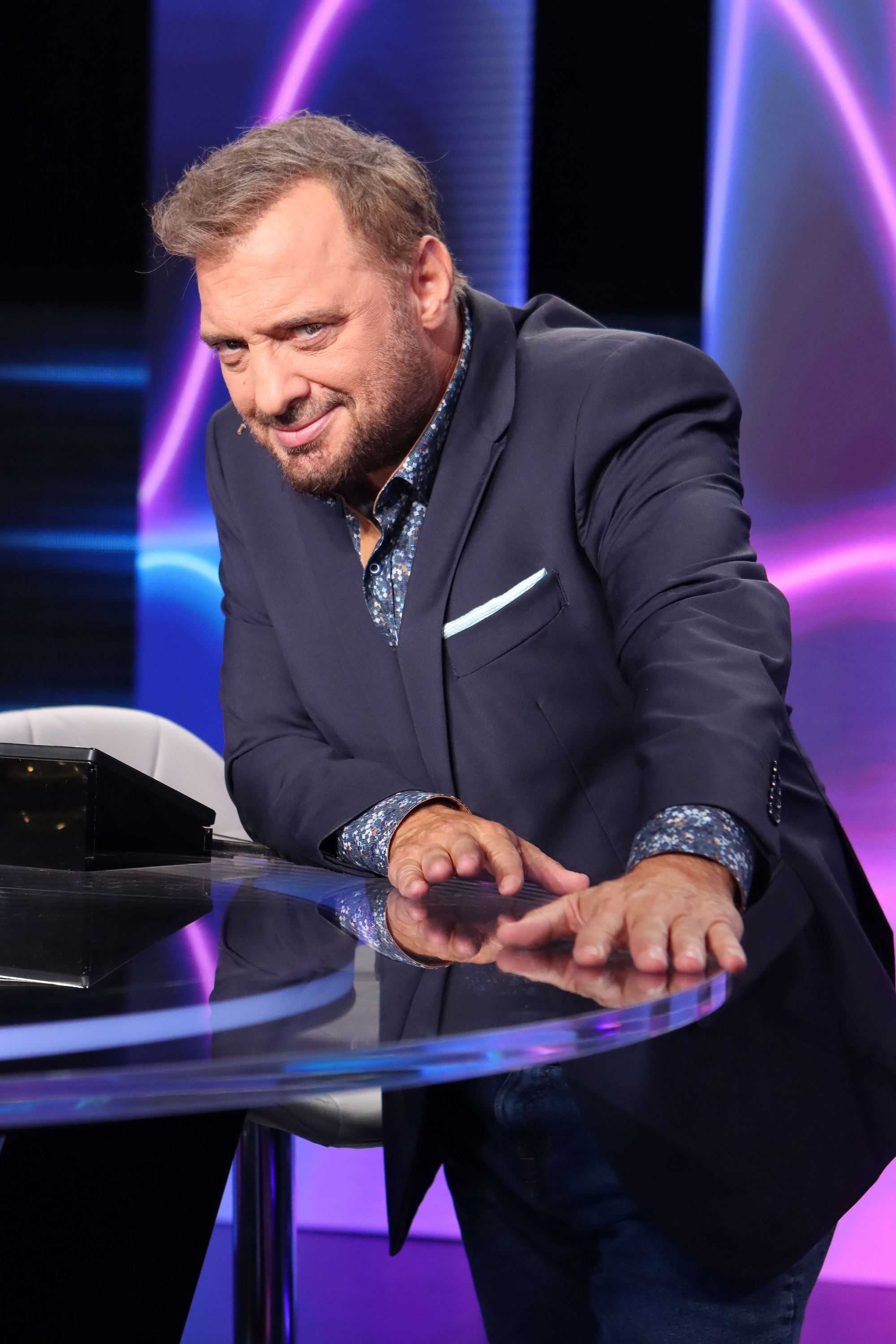 Μόνη εναντίον ενός! 