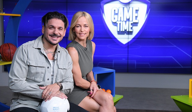Ο Stan τραγουδάει «Επικίνδυνα» στο ΟΠΑΠ Game Time για το Ελλάδα – Ιρλανδία