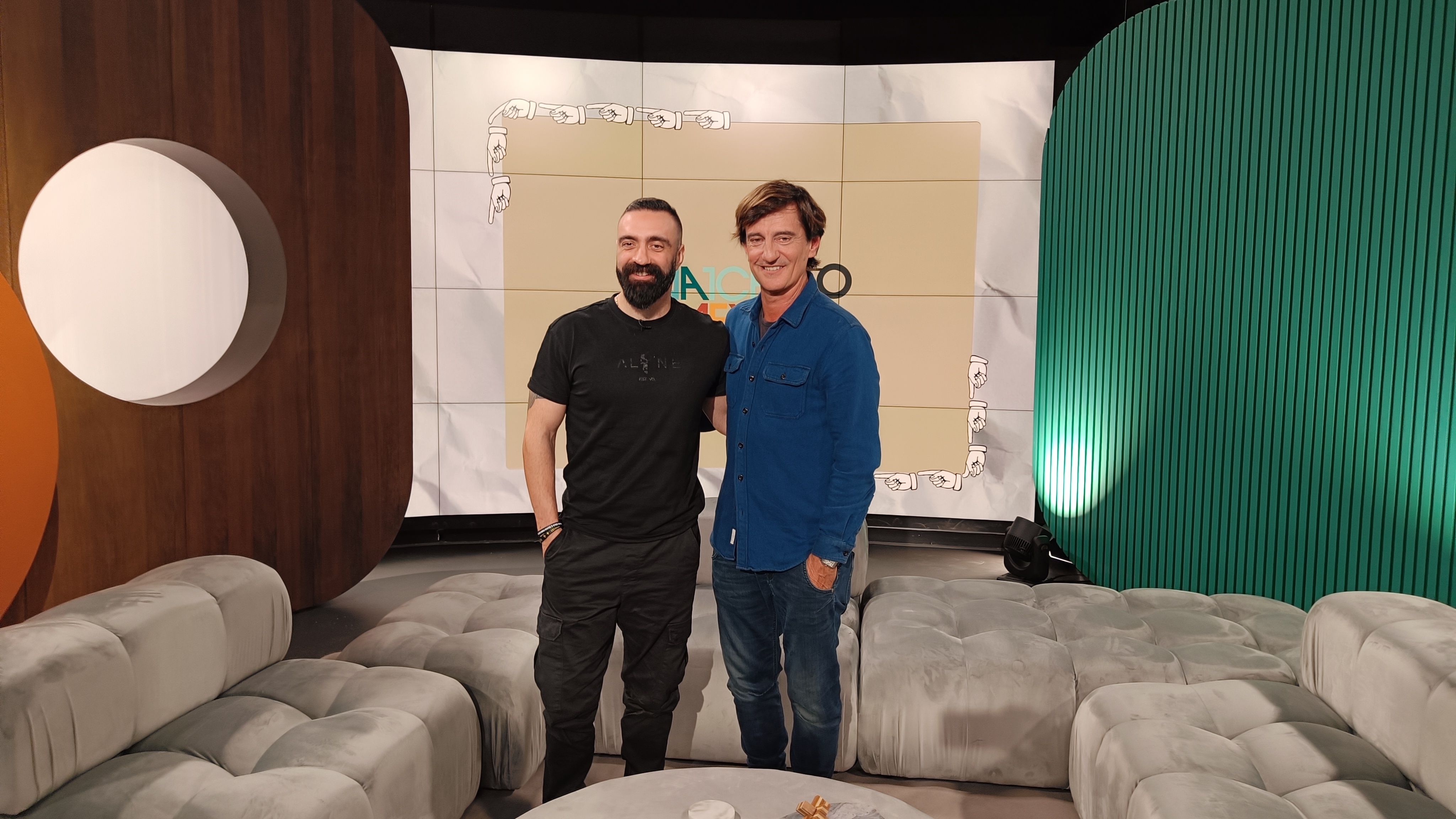 O Ο Σάκης Καρπάς των «Unboxholics» στο «Watch Next» της COSMOTE TV