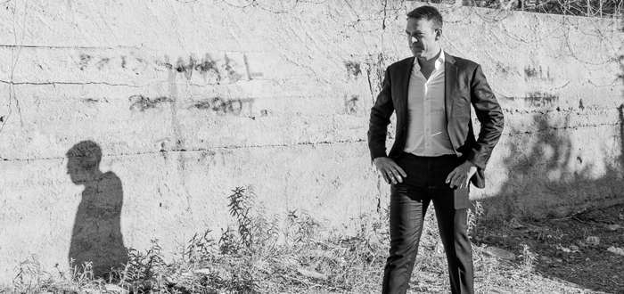 KΟΜΜΑΤ(Ι)Α και θρύψαλα – Aναταραχή στην Κουμουνδούρου