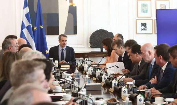 Διαβάστε στο «ΠΑΡΟΝ» την Κυριακή: ΚΟΚΚΙΝΗ ΚΑΡΤΑ στην κυβέρνηση