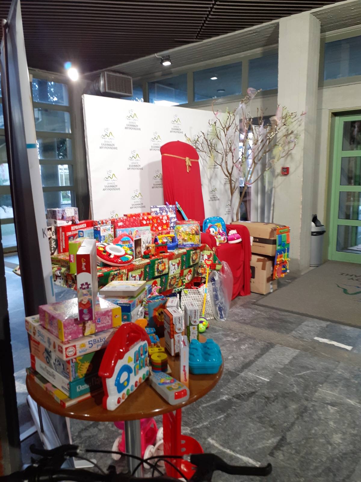 ΟΛΟΙ ΜΑΖΙ ΜΠΟΡΟΥΜΕ : 1442 κιβώτια με Χριστουγεννιάτικα Δώρα συγκεντρώθηκαν από 60 Δήμους της Αττικής