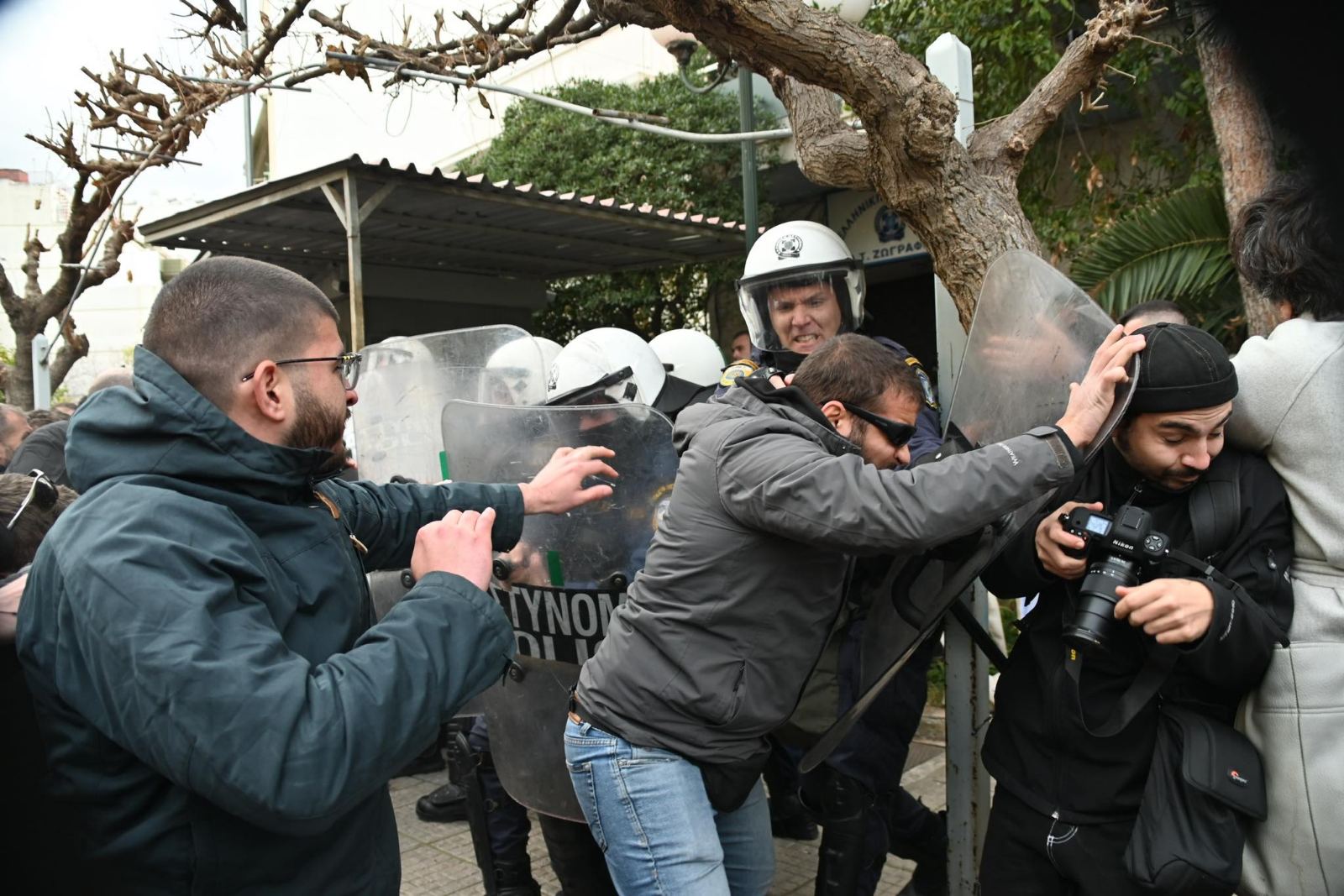 ΕΦΕ: Καταγγελία για τραυματισμό φωτογράφου από τα ΜΑΤ