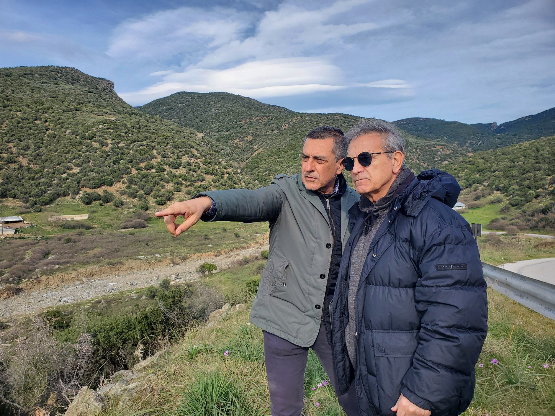 Ένα τραγούδι για τη Θεσσαλία- Μαζί Ο Γιώργος Νταλάρας, ο Μανώλης Φάμελλος και ο τηλεοπτικός παραγωγός Φάνης Συναδινός