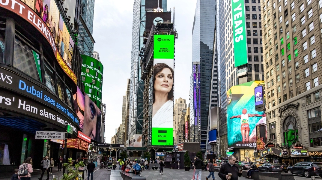 Η Χάρις Αλεξίου εμφανίστηκε σε billboard στην Times Square της Νέας Υόρκης