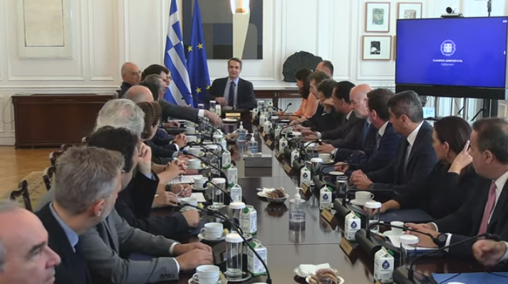 Διαβάστε στο «Παρόν» την Κυριακή: Αδιαφάνεια και κακοδιαχείριση – Μοιράζουν δισεκατομμύρια με φωτογραφικές διατάξεις