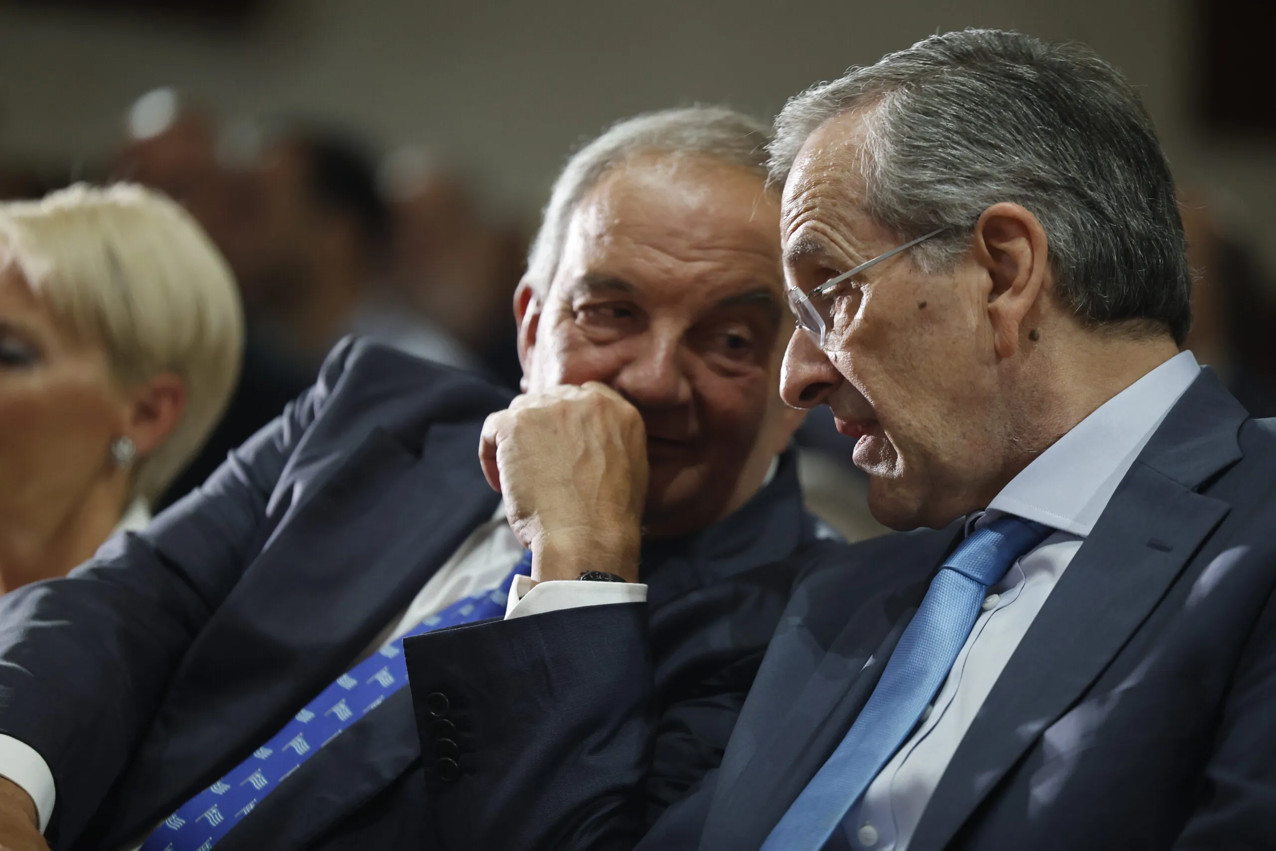 Τραβάνε το χαλί στον Μητσοτάκη