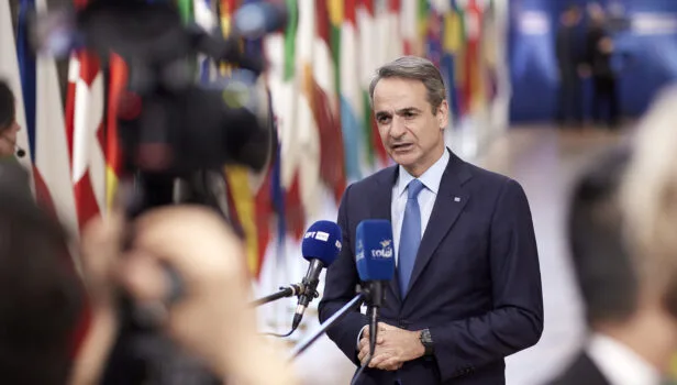 Διαβάστε στο «ΠΑΡΟΝ»: Σε απομόνωση ο Μητσοτάκης – Στη μαύρη λίστα ΗΠΑ και Ευρωπαίων