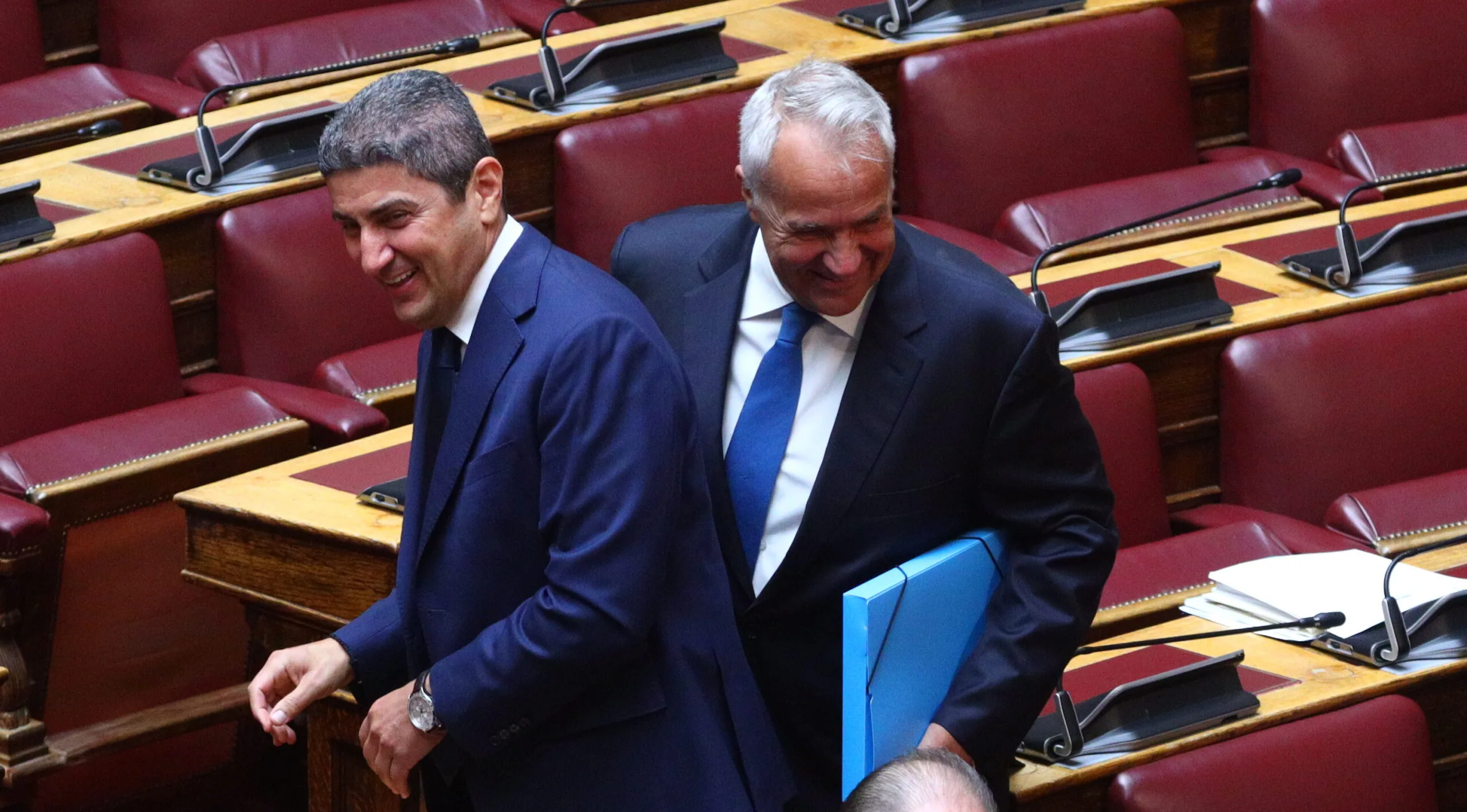 Διαβάστε στο «ΠΑΡΟΝ»: Παρακμή και σήψη – Κλίμα οργής στην κοινωνία για το κουκούλωμα των σκανδάλων
