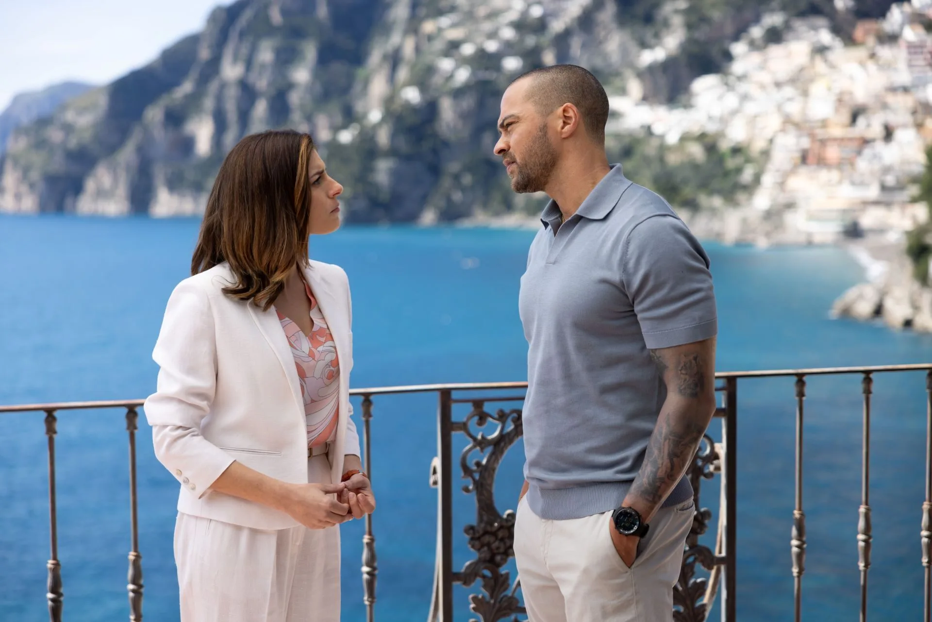 COSMOTE TV: Οκτώβριος με το πολυαναμενόμενο «Hotel Costiera» και τα βασισμένα σε αληθινά γεγονότα «The Gray House» και «The Hack»
