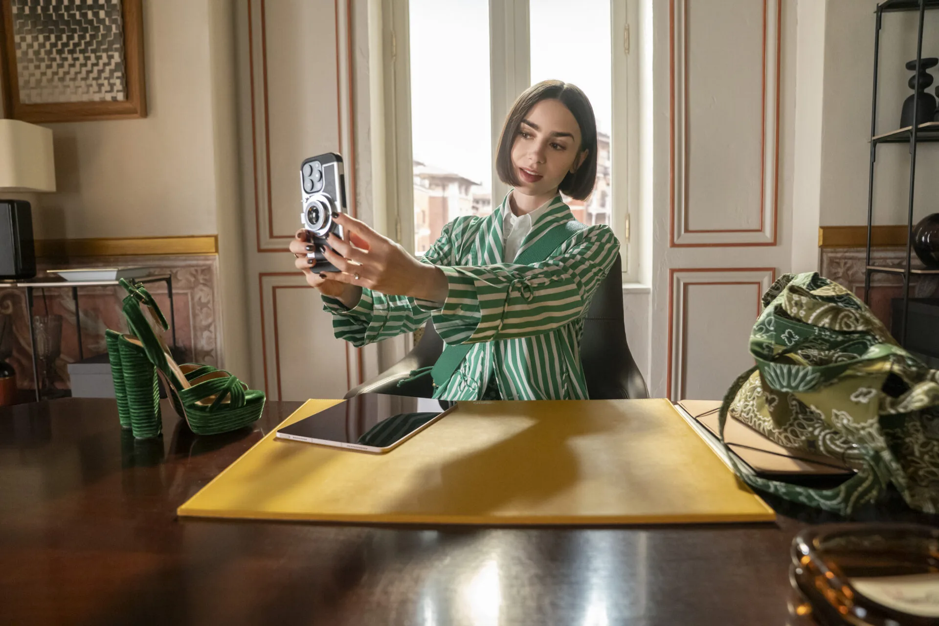 To «Emily in Paris» στη Μύκονο