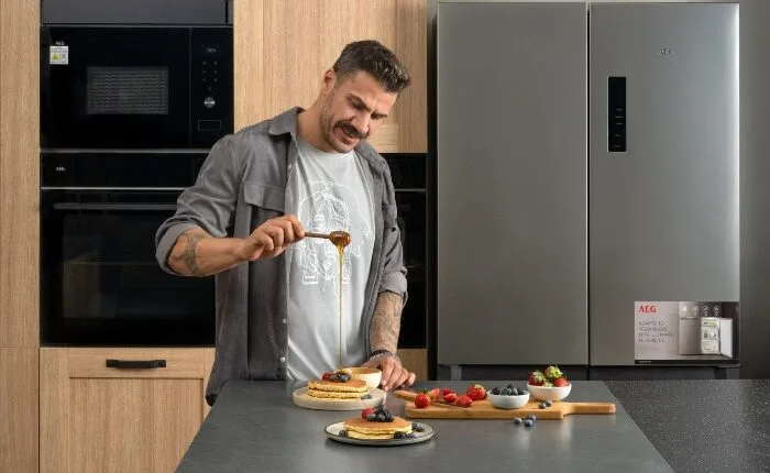 Διαφήμιση: Ο Άκης Πετρετζίκης Chef Ambassador της AEG