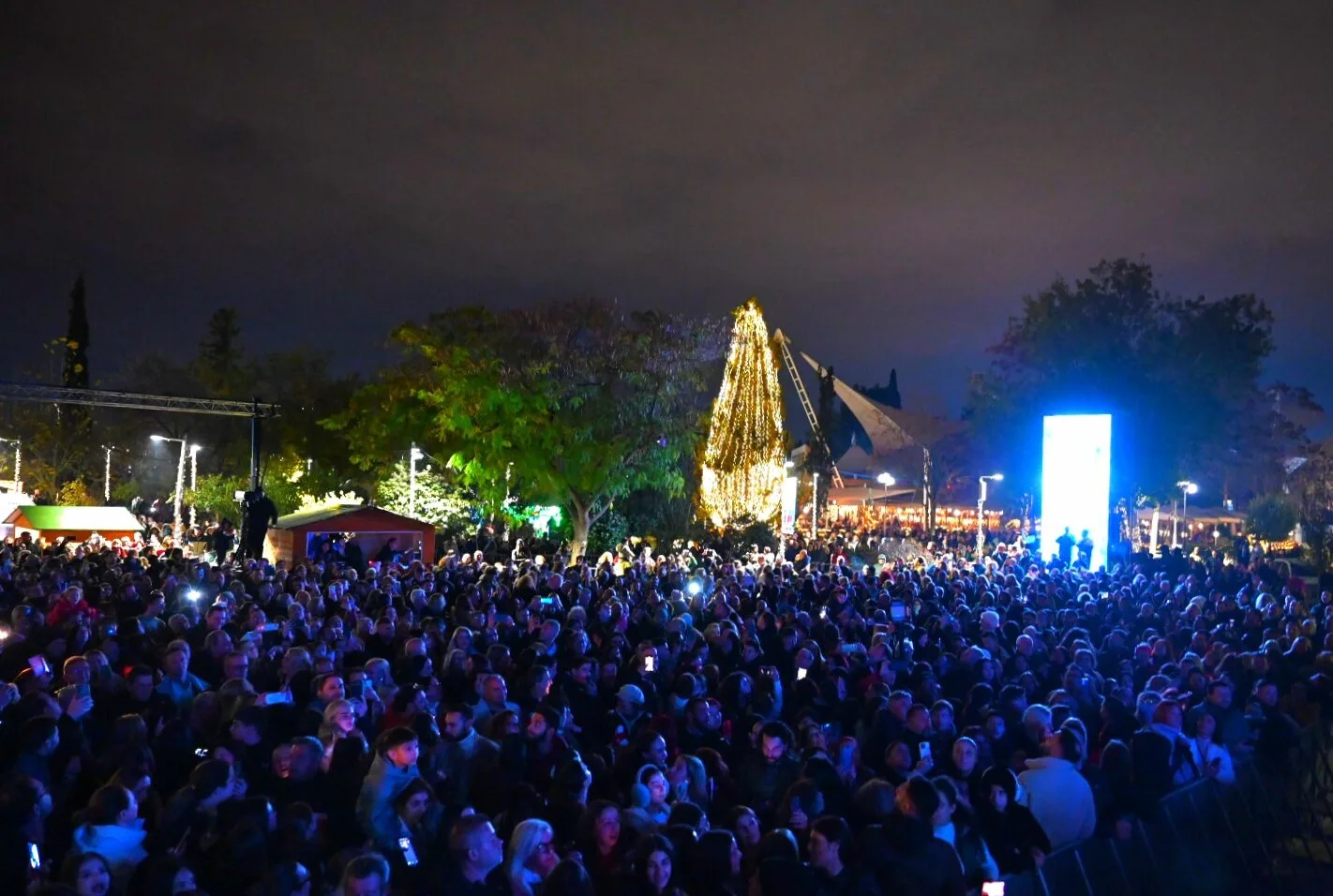 ΔΕΗ Xmas West Park: Μία εντυπωσιακή φωταγώγηση, ένα μοναδικό drone show! (φωτο)